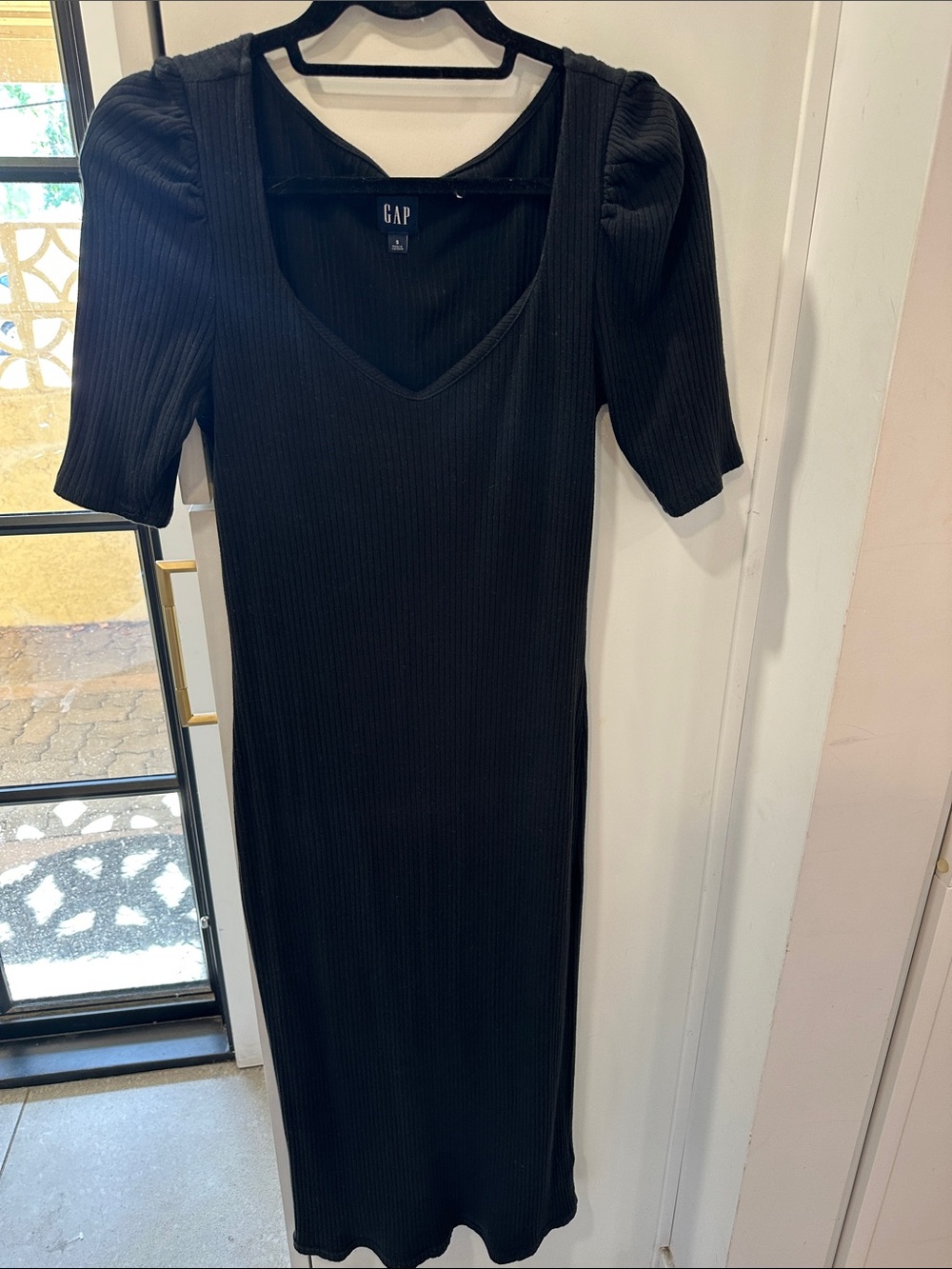 GAP Black Ribbed V‑Neck Puff Sleeve Midi Dress